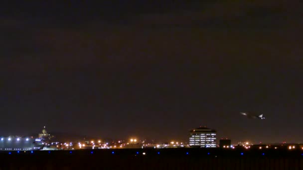 Avión Taxi Por Noche Con Edificio Histórico Iglesia — Vídeos de Stock