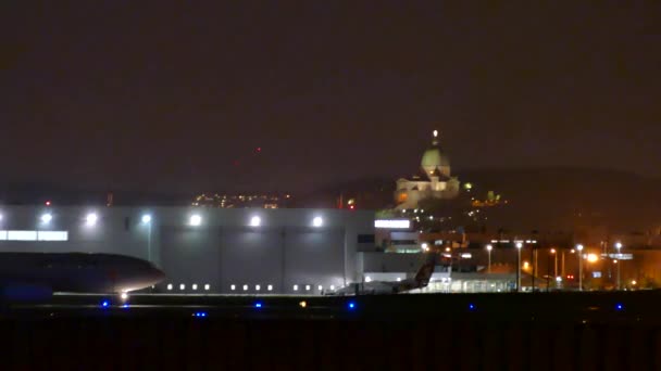 Jumbo Jet Taxiing Noite Com Terminal Aeroporto Segundo Plano — Vídeo de Stock