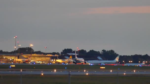 Air Canada Jet Landning Natten Och Taxning Till Flygplatsen — Stockvideo