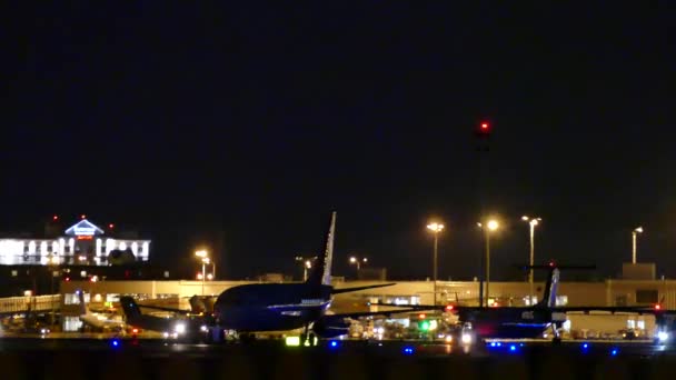 Corsair B747 Taxiing Νύχτα Τον Πύργο Του Αεροδρομίου Στο Παρασκήνιο — Αρχείο Βίντεο