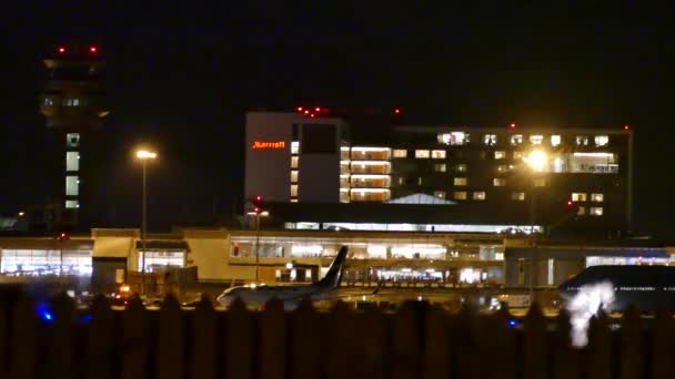 Grote B747 Jumbo Jet Gaat Vooruit Luchthaven Met Toren — Stockvideo