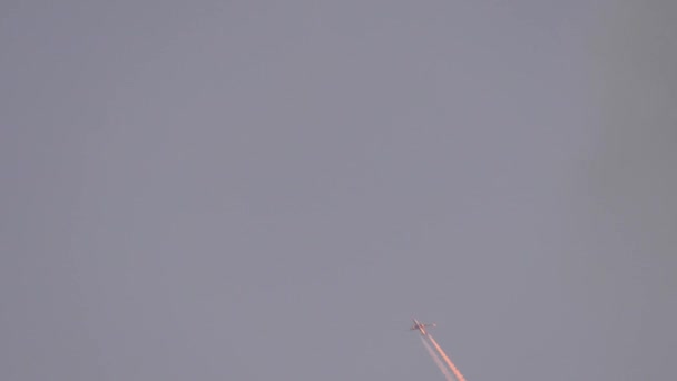 Düsenflugzeug Flug Erzeugt Rosa Kondensstreifen Bei Sonnenuntergang — Stockvideo