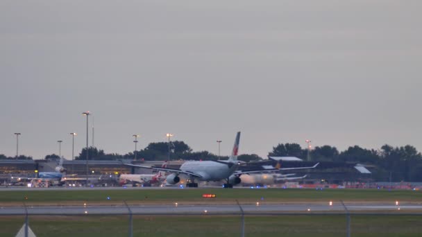 Air Canada Jumbo Jet Che Gira Durante Rullaggio Aeroporto — Video Stock