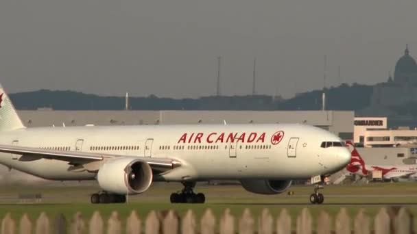 波音B777加拿大航空公司带着车轮起落架起飞 — 图库视频影像