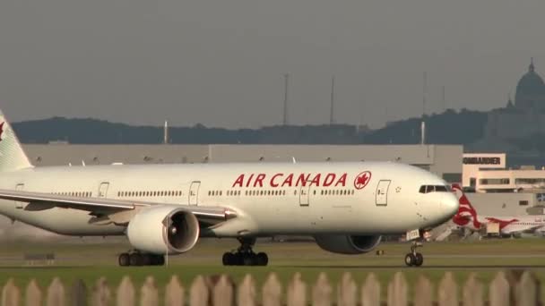 Boeing B777 Air Canada Startujący Podwoziem — Wideo stockowe