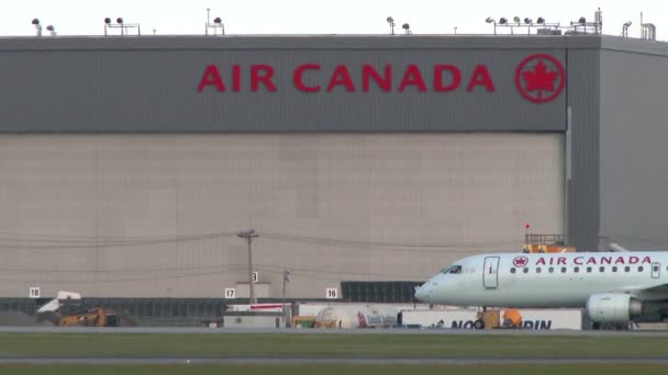 Air Canada Erj 190 Kołowanie Pasie Startowym Poza Kadrem Kamery — Wideo stockowe