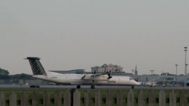 Bombardıman uçağı Dash 8 CRJ-Q400 Porter pervane kalkışı
