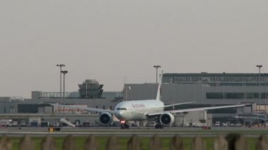 Boeing B777 Air Canada pistte taksicilik yapıyor ve izleyiciye bakıyor