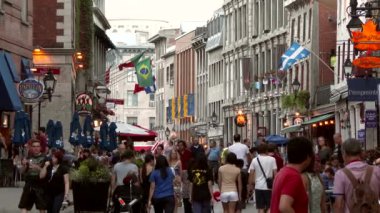 Eski kentte dükkanları ve restoranları olan turistler yürüyor