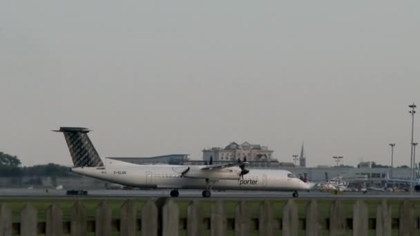ボンバルディアダッシュ8 Crj Q400ポータープロペラ機離陸 — ストック動画