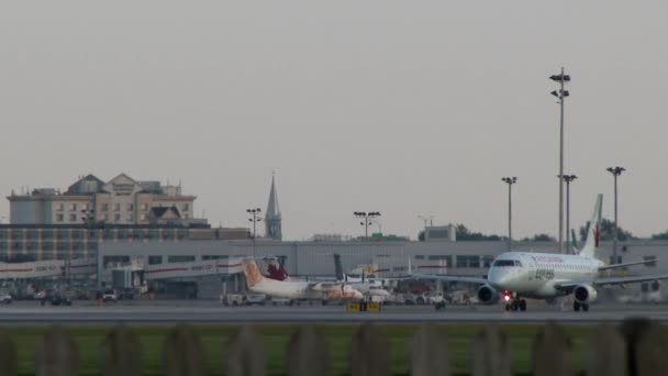 Embraer Erj 175航空機夕暮れ時にTarmacで課税 — ストック動画