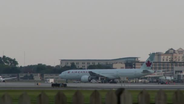 Boeing B7373 Taxiing Front Larger B777 Airport — Stock Video