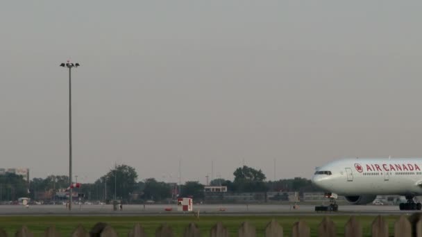 Air Canada Boeing B777 300 Kamera Çerçevesine Girip Çıkıyor — Stok video