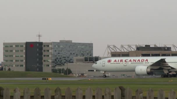 Boeing B777 Air Canada Jumbo Jet Taxiing Front Building — стоковое видео