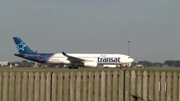 Airbus A330 Air Transat Repülőgép Felszállás Kifutópályán — Stock videók