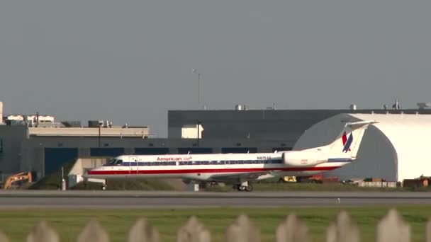 Embraer Erj 140 American Airlines Avión Taxiing Asfalto — Vídeo de stock