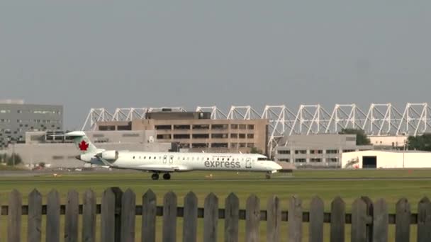 Bombardero Crj 705 Air Canada Despegando Aeropuerto — Vídeos de Stock