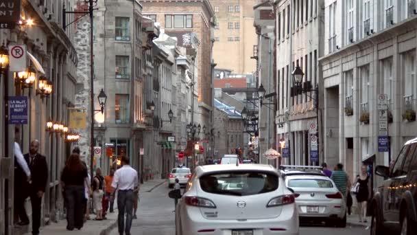 Schöne Alte Straße Voller Autos Und Menschen Mit Hohen Steinmauern — Stockvideo