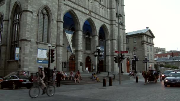 Touristen Pferdekutsche Mit Großer Gotischer Kirche Hintergrund — Stockvideo