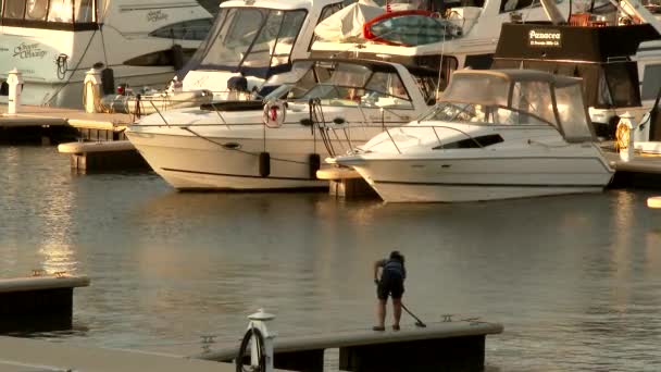 Wanita Menyapu Dek Dengan Yacht Mewah Besar Latar Belakang — Stok Video