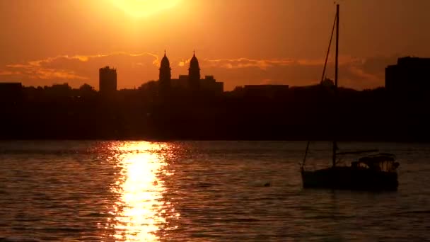 Velero Anclado Atardecer Con Iglesia Estilo Victoriano Fondo — Vídeo de stock