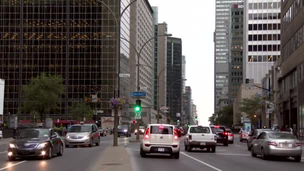 Forgalmas Belvárosi Utca Hajnalban Autókkal Modern Felhőkarcolókkal — Stock videók