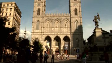 Rüzgarlı bir günde turistlerin cirit attığı dev Avrupa tarzı bir katedral.