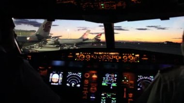 Çevik kuvvete mensup memurlar, isyancıları şiddetle HD 1080 peni ile suçladı.