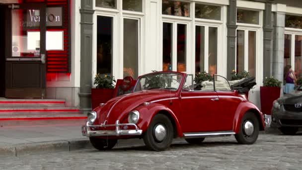 Pessoas Andam Redor Velho Carro Vermelho Vintage Estacionado Rua Cidade — Vídeo de Stock