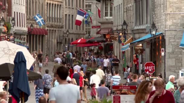 繁忙的欧洲古城 有旅游商店 餐馆和国旗 — 图库视频影像