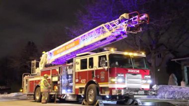 İsyancılar polise şarkı söyleyip kartopu atıyorlar - HD 1080p