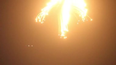 Uçaklar havadayken gökyüzünden güzel havai fişekler fırlatıyor.