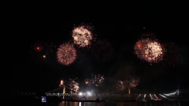 在海湾烟火表演中 光束在夜间由桥上旋转 — 图库视频影像