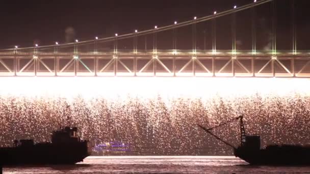 Chuva Fogo Brilhante Caindo Ponte Durante Show Fogos Artifício Alta — Vídeo de Stock