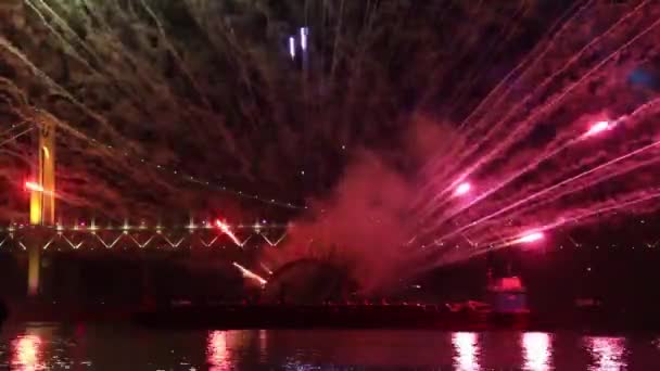 Piattaforma Lancio Circolare Spara Fuochi Artificio Dal Rimorchiatore Tutte Direzioni — Video Stock