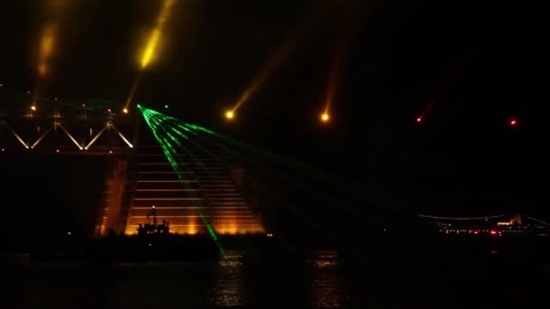 Beem Laser Circolare Che Produce Luce Verde Dal Ponte Allo — Video Stock