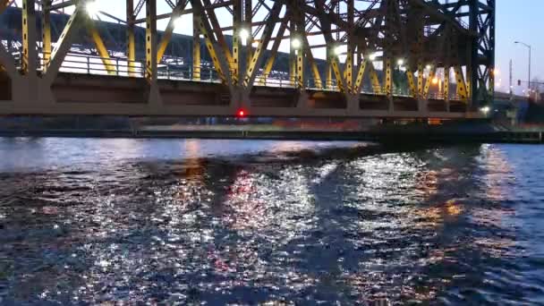 Машини Креслярському Містку Блискучою Водою Просочується Під Ним — стокове відео