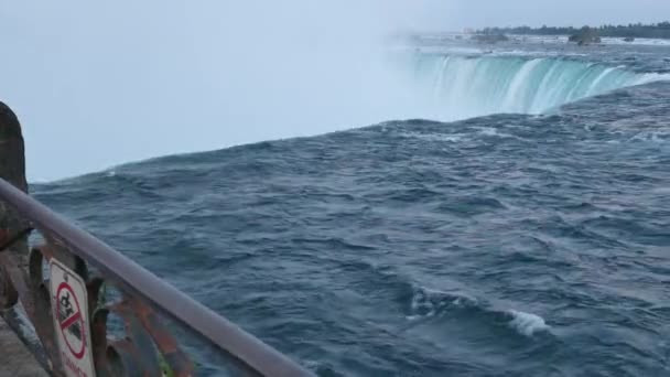 Über Den Wasserfall Der Niagarafälle — Stockvideo