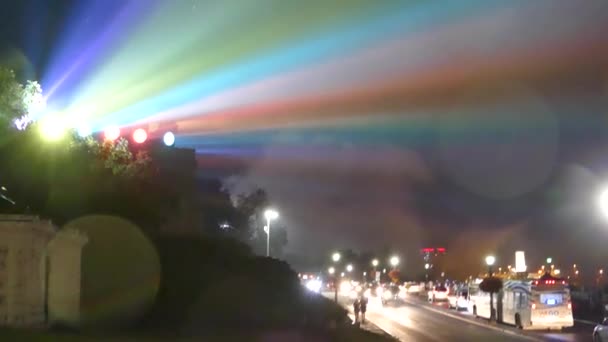 Luces Brillantes Proyectando Color Sobre Cascada Niebla — Vídeo de stock