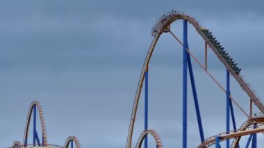 Hız treni iniş tepesine ulaşıyor.