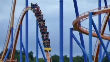 Park sakinleri lunapark trenine binerken eğleniyor.