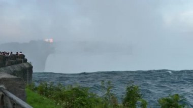 Şelalenin tepesini baştan başa tarayın.