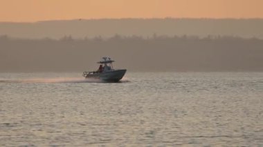 Limanda yüksek hızda giden polis botu