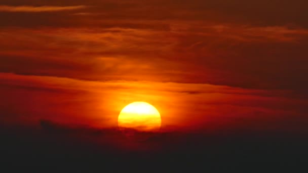 Sonnenuntergang Über Dem Horizont Mit Wolken Vordergrund — Stockvideo