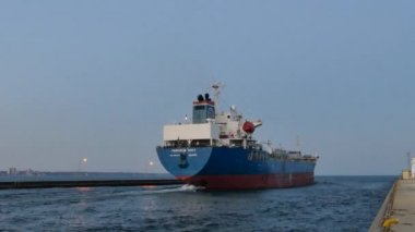 Gemi sakin sularda limana giriyor.