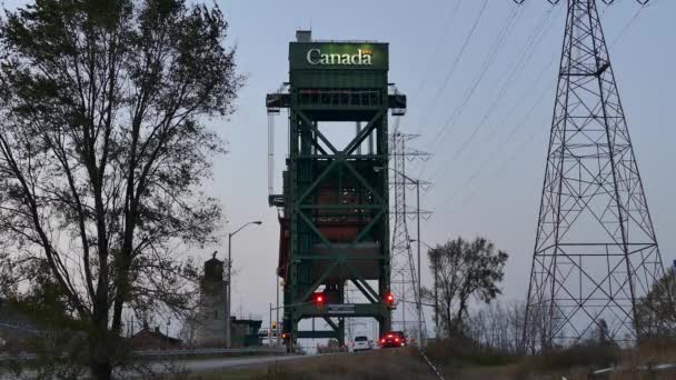 Drawbridge Ανεβαίνει Αυτοκίνητα Που Σταματούν Και Περιμένουν — Αρχείο Βίντεο