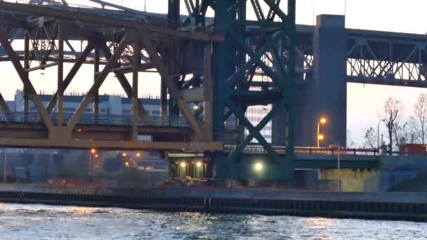 Vue Rapprochée Pont Levis Étant Abaissé Pour Que Trafic Passe — Video