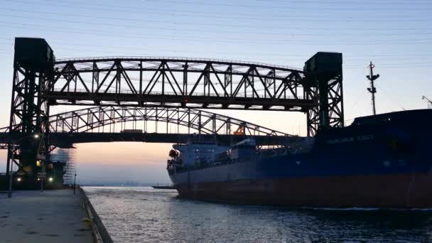 Navire Entrant Dans Port Après Être Passé Sous Pont Levis — Video