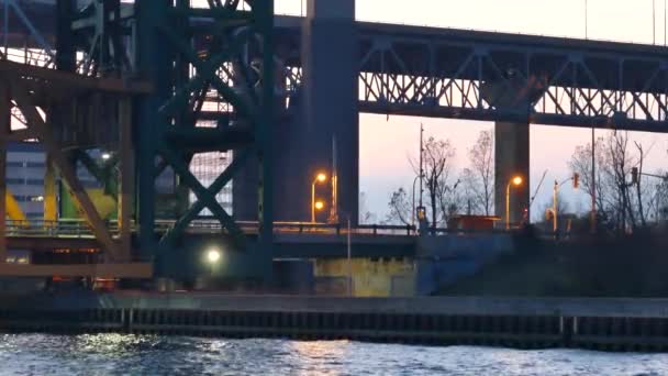 Транспортные Средства Которым Разрешается Пересекать Разводной Мост После Опускания — стоковое видео