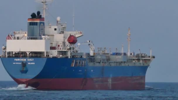 Вантажний Корабель Пливе Спокійними Водами Гавані — стокове відео